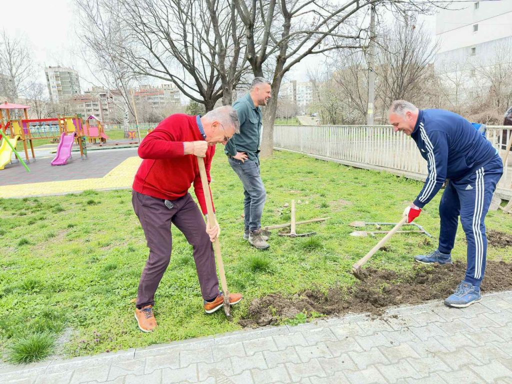 Подарък за първа пролет от Ротари Клуб - Казанлък - ДГ 18 Пчелица - Казанлък