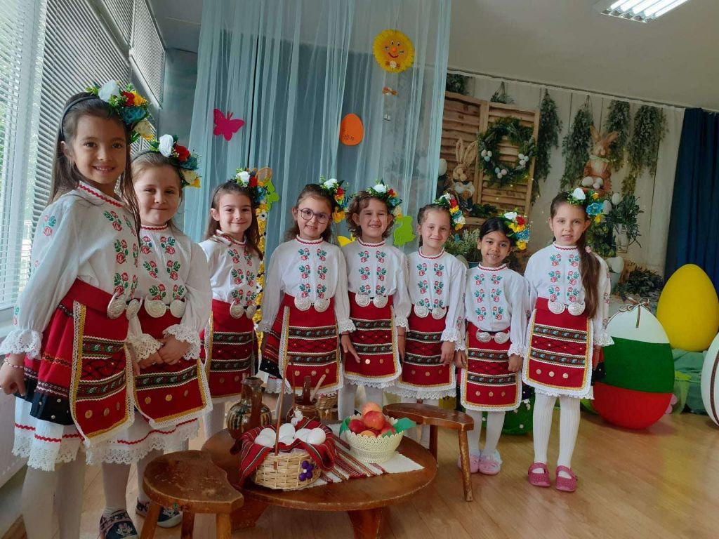  Малки моми Лазарки! - ДГ 18 Пчелица - Казанлък