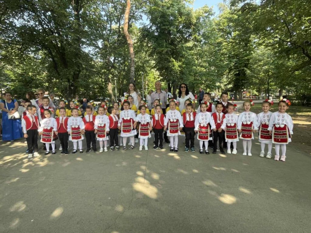  8-ми национален фолклорен конкурс "Димитър Гайдаров" - ДГ 18 Пчелица - Казанлък